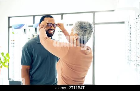 Optometrie, Brille und Frau mit Mandant für Entscheidung, Wahl und Optionen im Optikergeschäft für Sehkraft. Gesundheit, Augenheilkunde und Menschen Stockfoto