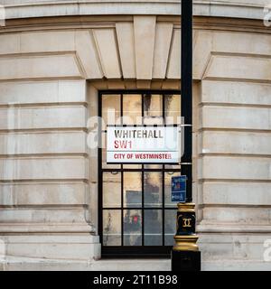 London, England, 07. Oktober 2023: Straßenschild bei „Whitehall SW1“ in der City of Westminster. Stockfoto