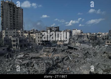 Gaza-Stadt, Palästinensische Gebiete. Oktober 2023. Eine Luftaufnahme von beschädigten und abgerissenen Gebäuden nach israelischen Luftangriffen. Quelle: Mohammed Talatene/dpa/Alamy Live News Stockfoto