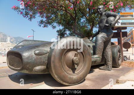 Statue / Skulptur des Fahrers Juan Manuel Fangio, der das erste Jahrzehnt des Formel-1-Rennens dominierte. Abgebildet mit einem Mercedes-Benz Auto, in der Nähe der Grand-Prix-Strecke von Monaco. (135) Stockfoto