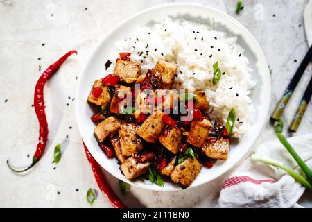 Szechuan Tofu-Rührbraten serviert mit jasmin-Reis, selektiver Fokus Stockfoto
