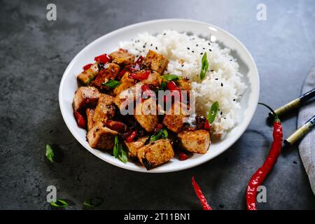 Szechuan Tofu-Rührbraten serviert mit jasmin-Reis, selektiver Fokus Stockfoto