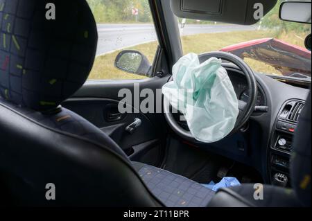 Bei einem Unfall hat sich der Airbag ausgelöst Stockfoto