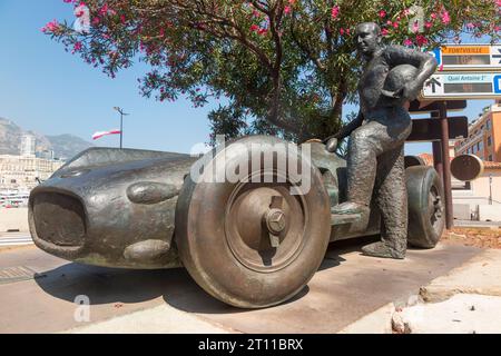 Statue / Skulptur des Fahrers Juan Manuel Fangio, der das erste Jahrzehnt des Formel-1-Rennens dominierte. Abgebildet mit einem Mercedes-Benz Auto, in der Nähe der Grand-Prix-Strecke von Monaco. (135) Stockfoto