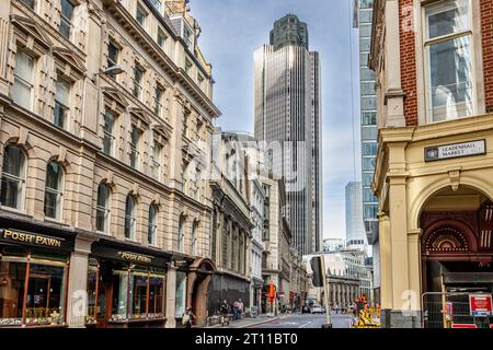 Tower 42, früher bekannt als Nat West Tower, gesehen vom Eingang zum Leadenhall Market, London EC3 Stockfoto