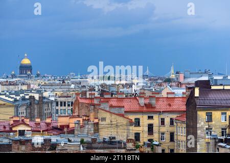 Sankt Petersburg, Russland - 4. August 2023: Blick auf die Dächer des historischen Zentrums während des Regens Stockfoto