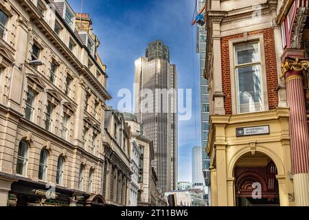 Tower 42, früher bekannt als Nat West Tower, gesehen vom Eingang zum Leadenhall Market, London EC3 Stockfoto