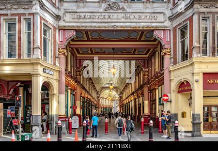 Der Eingang zur Gracechurch Street zum Leadenhall Market, einem wunderschönen überdachten Marktplatz in der City of London, London EC3 Stockfoto