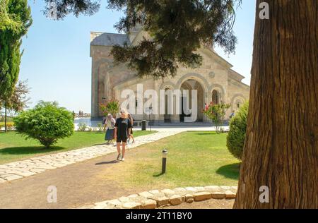 Tiflis, Georgien - 11. August 2023: Kloster St. Nino in Bodbe. Kakheti-Region mit Menschen. Sighnaghi Stockfoto