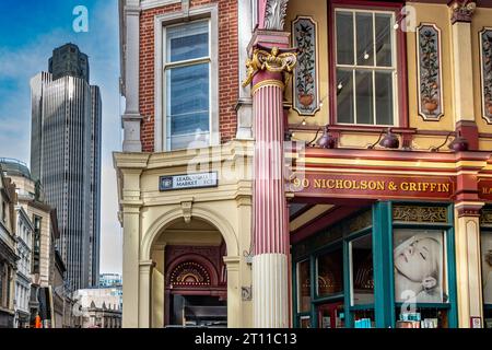 Tower 42, früher bekannt als Nat West Tower, gesehen vom Eingang zum Leadenhall Market, London EC3 Stockfoto