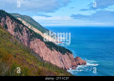 Der Cabot Trail in Nova Scotia bietet Besuchern einen atemberaubenden Blick auf die Atlantikküste, die diese Klippen nahe der Ingonish Cape Breton Island umfasst. Stockfoto