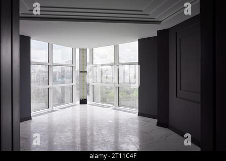 Leere moderne Wohnung im Bau. Große Fenster und schwarze Wände. Keine Personen Stockfoto