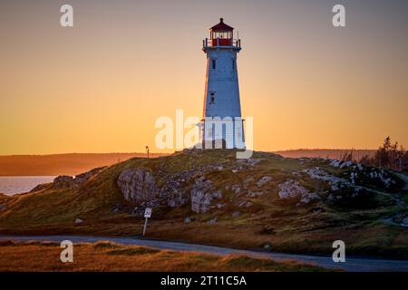 Leuchtturm in Louisbourg Cape Breton Island Nova Scotia, fotografiert bei Sonnenuntergang. Stockfoto