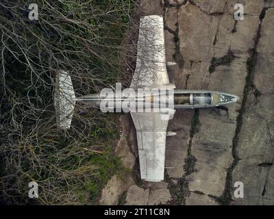 Ein alter verlassener Flugplatz mit verlassenen Flugzeugen. Luftaufnahme von einer Drohne Stockfoto