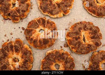 Nahaufnahme von gebackenen Apfelringen im Zimtteig. Hausmannskost. Stockfoto