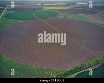 Luftdrohnenansicht des Kreisfeldes in der Ukraine. Bewässerungssystem mit Mittelzapfen Stockfoto