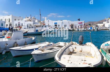 Der berühmte Hafen von Naoussa auf der Insel Paros. Naoussa ist heute eine wunderbare Hafenstadt mit den angesagtesten und Gourmetrestaurants. Stockfoto