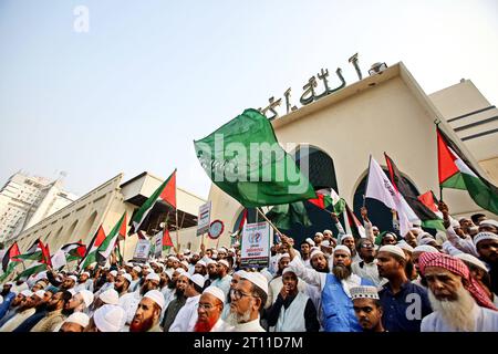 Pro-palästinensische Proteste in Dhaka, Bangladesch Demonstration gegen die israelische Besetzung Palästinas am 10. Oktober 2023 in Dhaka, Bangladesch. Demonstranten schwenken die Nationalflaggen Palästinas und Bangladeschs, während sie während einer Anti-Israel-Demonstration Slogans rufen. Der islamische Andolan Bangladesch hielt eine Protestkundgebung ab, um gegen die Gegenangriffe und Massaker an Israels Militär in Gaza zu protestieren. Wari Dhaka District Bangladesch Copyright: XHabiburxRahmanx Credit: Imago/Alamy Live News Stockfoto