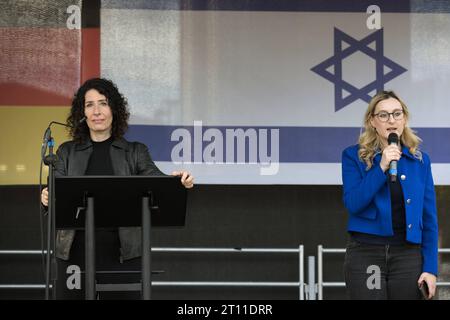 Berlin, Deutschland - DIG, Pro-Israelische Solidaritaetskundgebung auf dem Pariser Platz vor dem Brandenburger Tor 08.10.2023, Berlin, Deutschland, DEU - DIG, Pro-Israelische Solidaritaetskundgebung auf dem Pariser Platz vor dem Brandenburger Tor. Um 2000 Menschen solidarisieren sich gegen die Angriffe der radikalislamischen Terrororganisation Hamas auf Israel. Ansprache von Bettina Jarasch, Fraktionsvorsitzende von Buendnis 90/die Gruenen im Berliner Abgeordnetenhaus. Berlin Berlin Deutschland *** Berlin, Germany DIG, Pro Israel Solidarity Rallye auf dem Pariser Platz vor Brandenburg Gat Stockfoto