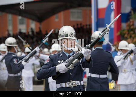 Taipeh, Taiwan. Oktober 2023. Taiwanesische Ehrenwachen während des Taiwanesischen Nationalfeiertags, auch Double Ten genannt, am 10. Oktober 2023 in der Innenstadt von Taipeh. Quelle: ZUMA Press, Inc./Alamy Live News Stockfoto