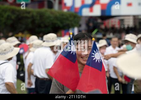 Taipeh, Taiwan. Oktober 2023. Taiwaner feiern am 10. Oktober 2023 den Taiwan National Day, auch Double Ten genannt, in der Innenstadt von Taipeh. Quelle: ZUMA Press, Inc./Alamy Live News Stockfoto