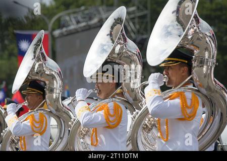 Taipeh, Taiwan. Oktober 2023. Eine Militärband tritt am 10. Oktober 2023 während des Taiwan National Day, auch Double Ten genannt, in der Innenstadt von Taipeh auf. Quelle: ZUMA Press, Inc./Alamy Live News Stockfoto