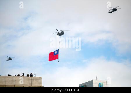 Taipeh, Taiwan. Oktober 2023. Am 10. Oktober 2023 fährt ein Luftschiff während des Taiwans Nationalfeiertags, auch Double Ten genannt, in der Innenstadt von Taipeh unter der Flagge Taiwans. Quelle: ZUMA Press, Inc./Alamy Live News Stockfoto