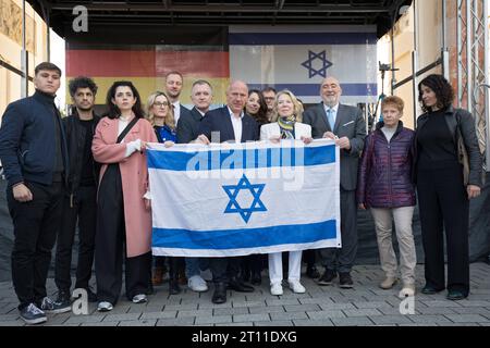 Berlin, Deutschland - DIG, Pro-Israelische Solidaritaetskundgebung auf dem Pariser Platz vor dem Brandenburger Tor 08.10.2023, Berlin, Deutschland, DEU - DIG, Pro-Israelische Solidaritaetskundgebung auf dem Pariser Platz vor dem Brandenburger Tor. Um 2000 Menschen solidarisieren sich gegen die Angriffe der radikalislamischen Terrororganisation Hamas auf Israel. Gruppenbild mit israelischer Nationalfahne. Botschafter Israels in Deutschland Ron Prosor, Botschafterin der Vereinigten Staaten in Deutschland Amy Gutmann, Regierender Bürgermeister von Berlin Kai Wegner, Bettina Jarasch Buendniss Stockfoto