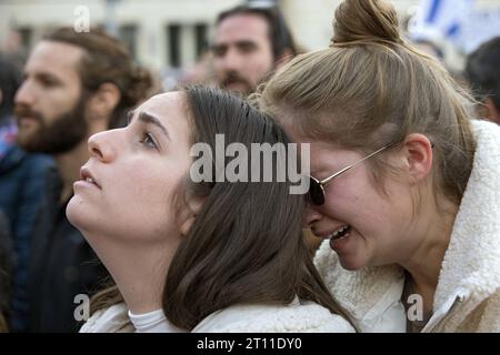 Berlin, Deutschland - DIG, Pro-Israelische Solidaritaetskundgebung auf dem Pariser Platz vor dem Brandenburger Tor 08.10.2023, Berlin, Deutschland, DEU - DIG, Pro-Israelische Solidaritaetskundgebung auf dem Pariser Platz vor dem Brandenburger Tor. Um 2000 Menschen solidarisieren sich gegen die Angriffe der radikalislamischen Terrororganisation Hamas auf Israel. Verzweifelte Frauen waehrend der gemeinsam gesungenen israelischen Nationalhymne. Berlin Berlin Deutschland *** Berlin, Germany DIG, Pro Israel Solidarity Rallye auf dem Pariser Platz vor dem Brandenburger Tor 08 10 2023, Berlin Stockfoto