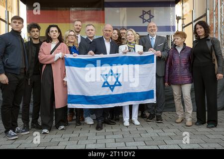 Berlin, Deutschland - DIG, Pro-Israelische Solidaritaetskundgebung auf dem Pariser Platz vor dem Brandenburger Tor 08.10.2023, Berlin, Deutschland, DEU - DIG, Pro-Israelische Solidaritaetskundgebung auf dem Pariser Platz vor dem Brandenburger Tor. Um 2000 Menschen solidarisieren sich gegen die Angriffe der radikalislamischen Terrororganisation Hamas auf Israel. Gruppenbild mit israelischer Nationalfahne. Botschafter Israels in Deutschland Ron Prosor, Botschafterin der Vereinigten Staaten in Deutschland Amy Gutmann, Regierender Bürgermeister von Berlin Kai Wegner, Bettina Jarasch Buendniss Stockfoto