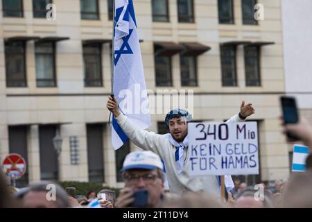 Berlin, Deutschland - DIG, Pro-Israelische Solidaritaetskundgebung auf dem Pariser Platz vor dem Brandenburger Tor 08.10.2023, Berlin, Deutschland, DEU - DIG, Pro-Israelische Solidaritaetskundgebung auf dem Pariser Platz vor dem Brandenburger Tor. Um 2000 Menschen solidarisieren sich gegen die Angriffe der radikalislamischen Terrororganisation Hamas auf Israel. Berlin Berlin Deutschland *** Berlin, Germany DIG, Pro Israel Solidarity Rallye am Pariser Platz vor Brandenburger Tor 08 10 2023, Berlin, DEU DIG, Pro Israel Solidarity Rallye am Pariser Platz vor Brandenburg G Stockfoto