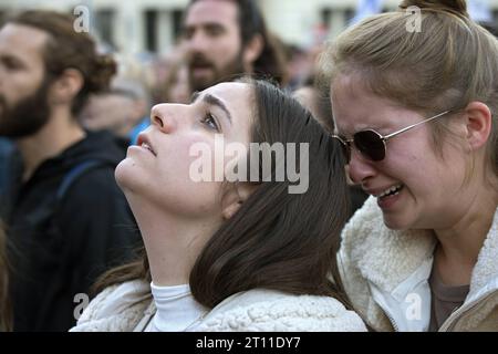 Berlin, Deutschland - DIG, Pro-Israelische Solidaritaetskundgebung auf dem Pariser Platz vor dem Brandenburger Tor 08.10.2023, Berlin, Deutschland, DEU - DIG, Pro-Israelische Solidaritaetskundgebung auf dem Pariser Platz vor dem Brandenburger Tor. Um 2000 Menschen solidarisieren sich gegen die Angriffe der radikalislamischen Terrororganisation Hamas auf Israel. Verzweifelte Frauen waehrend der gemeinsam gesungenen israelischen Nationalhymne. Berlin Berlin Deutschland *** Berlin, Germany DIG, Pro Israel Solidarity Rallye auf dem Pariser Platz vor dem Brandenburger Tor 08 10 2023, Berlin Stockfoto