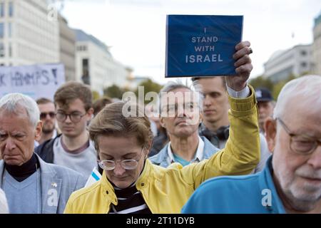 Berlin, Deutschland - DIG, Pro-Israelische Solidaritaetskundgebung auf dem Pariser Platz vor dem Brandenburger Tor 08.10.2023, Berlin, Deutschland, DEU - DIG, Pro-Israelische Solidaritaetskundgebung auf dem Pariser Platz vor dem Brandenburger Tor. Um 2000 Menschen solidarisieren sich gegen die Angriffe der radikalislamischen Terrororganisation Hamas auf Israel. Schweigeminute für die Opfer des Ueberfalls. Berlin Berlin Deutschland *** Berlin, Germany DIG, Pro Israel Solidarity Rally am Pariser Platz vor Brandenburger Tor 08 10 2023, Berlin, DEU DIG, Pro Israel Solidarity Ra Stockfoto