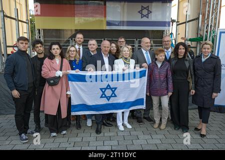 Berlin, Deutschland - DIG, Pro-Israelische Solidaritaetskundgebung auf dem Pariser Platz vor dem Brandenburger Tor 08.10.2023, Berlin, Deutschland, DEU - DIG, Pro-Israelische Solidaritaetskundgebung auf dem Pariser Platz vor dem Brandenburger Tor. Um 2000 Menschen solidarisieren sich gegen die Angriffe der radikalislamischen Terrororganisation Hamas auf Israel. Gruppenbild mit israelischer Nationalfahne. Botschafter Israels in Deutschland Ron Prosor, Botschafterin der Vereinigten Staaten in Deutschland Amy Gutmann, Regierender Bürgermeister von Berlin Kai Wegner, Bettina Jarasch Buendniss Stockfoto