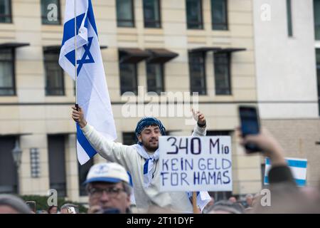 Berlin, Deutschland - DIG, Pro-Israelische Solidaritaetskundgebung auf dem Pariser Platz vor dem Brandenburger Tor 08.10.2023, Berlin, Deutschland, DEU - DIG, Pro-Israelische Solidaritaetskundgebung auf dem Pariser Platz vor dem Brandenburger Tor. Um 2000 Menschen solidarisieren sich gegen die Angriffe der radikalislamischen Terrororganisation Hamas auf Israel. Berlin Berlin Deutschland *** Berlin, Germany DIG, Pro Israel Solidarity Rallye am Pariser Platz vor Brandenburger Tor 08 10 2023, Berlin, DEU DIG, Pro Israel Solidarity Rallye am Pariser Platz vor Brandenburg G Stockfoto