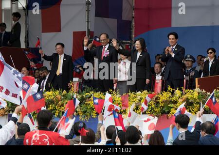 Taipeh, Taiwan. Oktober 2023. Präsident Tsai Ing-wen (zweiter von rechts) und Vizepräsident Lai Ching-te (äußerste Rechte), auch William Lai genannt, der die Wahlen 2023 für die Demokratische Progressive Party antritt, am Taiwans Nationaltag am 10. Oktober 2023 in der Innenstadt Taipeis. Quelle: ZUMA Press, Inc./Alamy Live News Stockfoto