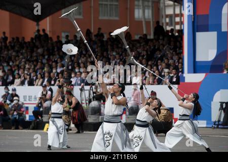 Taipeh, Taiwan. Oktober 2023. CHIO-Tian Folk Drums & Art Troupe treten am 10. Oktober 2023 während des Taiwan National Day auf, auch Double Ten genannt. Quelle: ZUMA Press, Inc./Alamy Live News Stockfoto