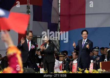 Taipeh, Taiwan. Oktober 2023. Präsident Tsai Ing-wen (Mitte) und Vizepräsident Lai Ching-te (rechts), auch William Lai genannt, der die Wahlen zur Demokratischen Progressiven Partei 2023 beim Taiwans Nationalfeiertag am 10. Oktober 2023 antreten wird. Quelle: ZUMA Press, Inc./Alamy Live News Stockfoto