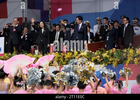 Taipeh, Taiwan. Oktober 2023. Präsident Tsai Ing-wen (zweiter von der Front) und Vizepräsident Lai Ching-te (dritter von der Front), auch William Lai genannt, der bei den Wahlen zur Demokratischen Progressiven Partei 2023 antritt, winken den Teilnehmern am Taiwan National Day am 10. Oktober 2023 in der Innenstadt von Taipeh zu. Quelle: ZUMA Press, Inc./Alamy Live News Stockfoto
