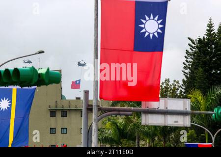 Taipeh, Taiwan. Oktober 2023. Am 10. Oktober 2023 fährt ein Luftschiff während des Taiwans Nationalfeiertags, auch Double Ten genannt, in der Innenstadt von Taipeh unter der Flagge Taiwans. Quelle: ZUMA Press, Inc./Alamy Live News Stockfoto
