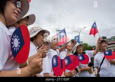 Taipeh, Taiwan. Oktober 2023. Taiwaner feiern am 10. Oktober 2023 den Taiwan National Day, auch Double Ten genannt, in der Innenstadt von Taipeh. Quelle: ZUMA Press, Inc./Alamy Live News Stockfoto