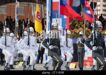 Taipeh, Taiwan. Oktober 2023. Taiwanesische Ehrenwachen marschieren am 10. Oktober 2023 während des Taiwanesischen Nationalfeiertags, auch Double Ten genannt, in die Innenstadt von Taipeh. Quelle: ZUMA Press, Inc./Alamy Live News Stockfoto