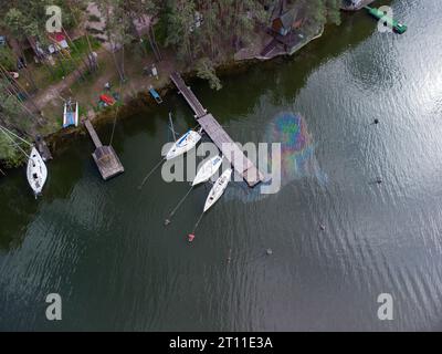 Draufsicht einer Wasserverschmutzung aus der Vogelperspektive. Ölfleck auf dem Wasser von der Yacht. Umweltkatastrophe. Stockfoto