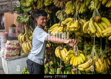 Jakarta, Indonesien - 7. Oktober 2023: Ein nicht identifizierter Verkäufer auf einem traditionellen Markt in Jakarta, Indonesien. Stockfoto