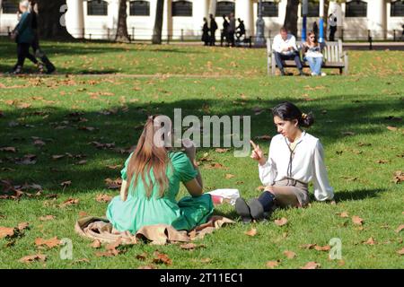 London, Vereinigtes Königreich. Oktober 2023. Wetter in Großbritannien – Londoner und Besucher genießen einen der letzten warmen Tage des Jahres. Quelle: Uwe Deffner/Alamy Live News Stockfoto