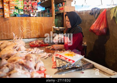 Jakarta, Indonesien - 7. Oktober 2023: Ein nicht identifizierter Verkäufer auf einem traditionellen Markt in Jakarta, Indonesien. Stockfoto