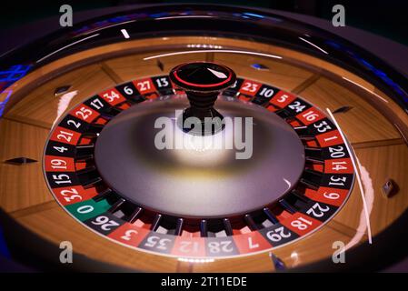 Roulette im Casino Weitaufnahme auf schwarzem Hintergrund Stockfoto