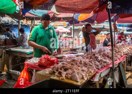 Jakarta, Indonesien - 7. Oktober 2023: Ein nicht identifizierter Verkäufer auf einem traditionellen Markt in Jakarta, Indonesien. Stockfoto