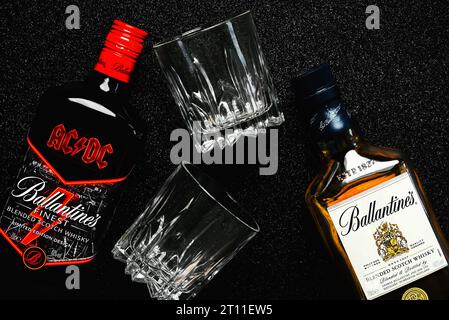 Ballantine's Scotch Whiskey Flaschenspezial der legendären Rockband ACDC und Ballantine's Blended Scotch Whisky mit zwei Gläsern Whisky auf b Stockfoto