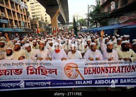 Demonstration gegen die illegale israelische Besetzung Palästinas am 10,2023. Oktober in Dhaka, Bangladesch. Demonstranten schwenken die Nationalflaggen von Palestin Stockfoto